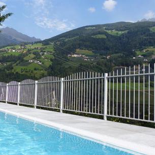beheiztes Freischwimmbad mit Panoramablick